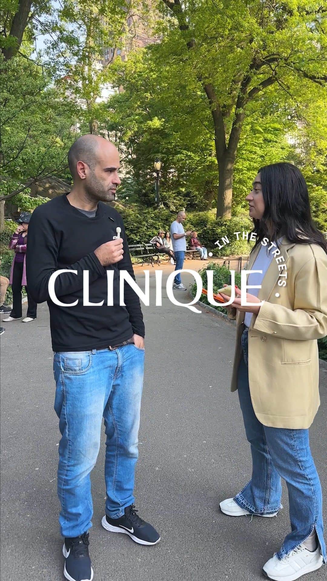 のインスタグラム：「There’s a lot of dads who deserve to experience this treat we call “skincare.”  On today’s #CliniqueInTheStreets, we’re celebrating Father’s Day by sharing a little love and 94% instant moisture boost with Dramatically Different Moisturizing Gel, with the dads of Central Park.  #fathersday #fathersday2023 #dadskincare #skincare」
