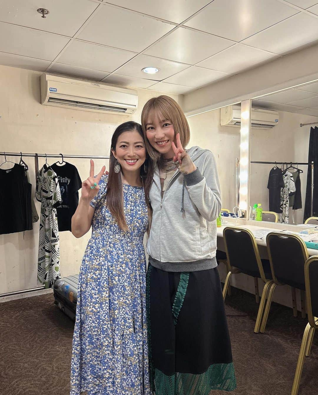 Liaさんのインスタグラム写真 - (LiaInstagram)「今日は！Suaraちゃんが香港来ててライブへ伺いました❣️2枚目の写真にスクリーンに息子が映り込み過ぎてて焦った😂なのでズームで消して私は目だけ（笑）Suaraちゃん、バラード良い💕アップテンポは良く歌えるわ、って常に感心しっぱなしでした😆お疲れ様〜 また香港くる時は同じステージ立ちたいね❤️あれ？私めっちゃちっちゃい🧒🏻 #Suara #香港ライブ」6月19日 0時07分 - lia_vocalist