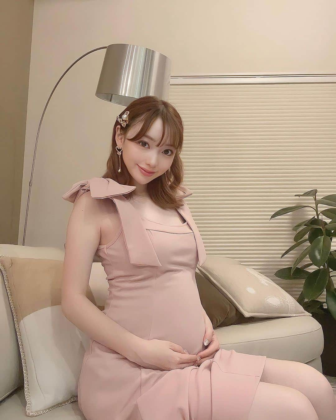 水紀華のインスタグラム：「⁡ ⁡ えっ！？なんだかお腹が急に出てきた🤰💓笑 ⁡ お腹の動画を撮っていたら 👶登場してすぐに去っていった…笑 ⁡ お兄さんになる姿が楽しみだし 4人家族になったらどうなるんだろう~と わくわくしています🫧 ⁡ ⁡ 会社経営に 銀座ビル一棟借りに @beauty_japan__venus 主催したり… ⁡ 最初はやりこなせるか心配だったけれど 周りの人のご協力のおかげで なんとか妊婦でもやりこなせている🥹✨ ⁡ いつも沢山の方々のご好意やお気遣いのお陰で 成り立っているので ⁡ 出産したらもっとパワーアップした 女性へと成長して 周りの方々にお役に立てるよう 頑張っていきたいです🤍 ⁡ ⁡ ⁡ ⁡ Hanaクリームのおかげで 妊娠してから7kg増えましたが 妊婦に見えないと言ってもらえる😂笑 ⁡ あれだけ顔が太りやすく すぐに顔に出るタイプだったのが嘘のよう！！ ⁡ ⁡ 使った方が変化をご報告して下さり嬉しいです✨ 変化画像などをDMでお待ちしております🥰 ⁡ ⁡ ⁡ #VENUSエリア　#ビューティージャパンVENUSエリア　#ビューティージャパン　#ビューティージャパンファイナリスト　#Hanaクリーム　#ダイエット　#小顔クリーム #顔痩せ #顔痩せダイエット #顔痩せ効果 #顔痩せ方法 #妊娠中 #妊娠中ダイエット #妊娠中の悩み」