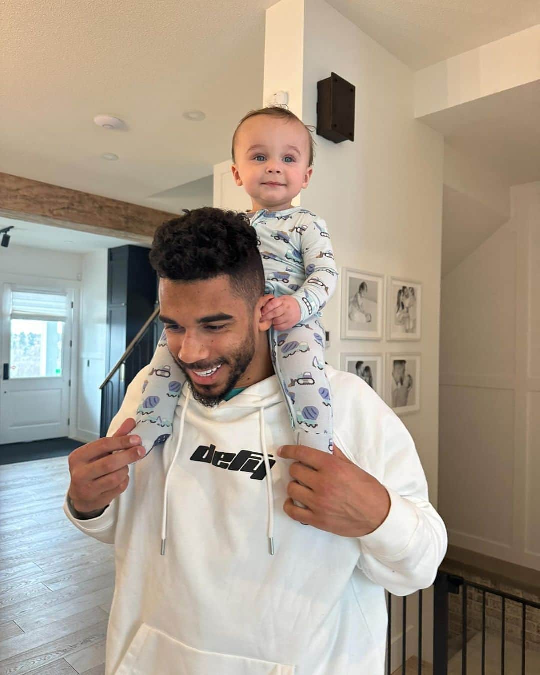 Mara Teigenのインスタグラム：「Happy Father’s Day my love💙 Soon to be father of three! It’s not always easy, but you make it seem that way. No one has your patience, strength, understanding, love and care. You amaze me everyday. You are truly the best father. Our kids are so lucky🩵」