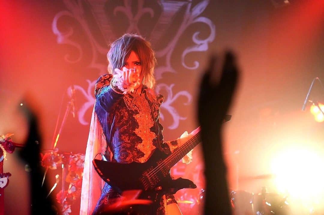 TERUのインスタグラム：「『#Versailles Live Tour "Varoque" 2023  〜華麗なる様式美の逆鱗〜』6本め大阪公演でした！(。・_・。)/🌹 あらためて皆様が大好きになったライブでした。ありがとうございます！！ ファイルはさらに良いライブにするぞ！」