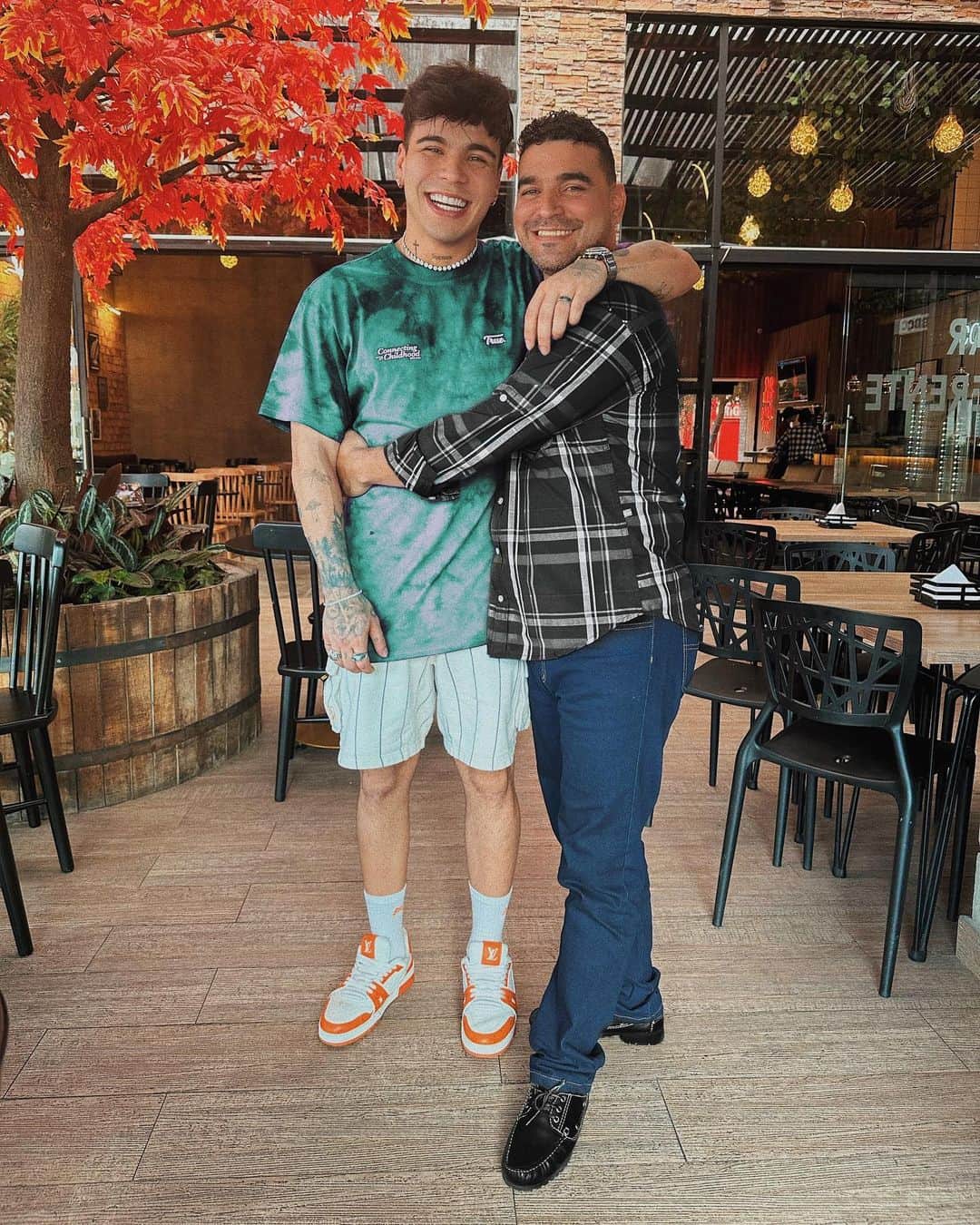 Sebastián Villalobosのインスタグラム：「a finales del año pasado, decidí después de 14 de años de no saber nada de mi padre… escribirle para verlo y dejar atrás los errores, la ausencia y diferencias del pasado. Hoy 6 meses después, le doy gracias a la vida por ayudarme a perdonar y aprender todos los días que si queremos hacer cambios de corazón en nuestra vida, Dios acompaña nuestros procesos. Sé que nunca te había dicho esto, pero… Feliz Día del padre, papá!   P.S. Sí vale la pena perdonar ✌🏼✨」