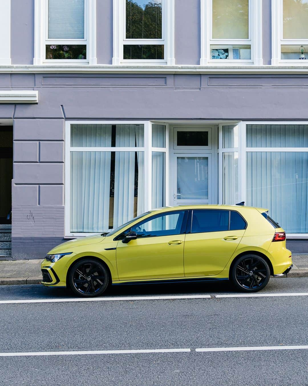 フォルクスワーゲンさんのインスタグラム写真 - (フォルクスワーゲンInstagram)「City cruise. ☀️ #city #urban #vwgolf #volkswagen #vw The vehicle displayed shows optional equipment.」6月19日 0時30分 - volkswagen