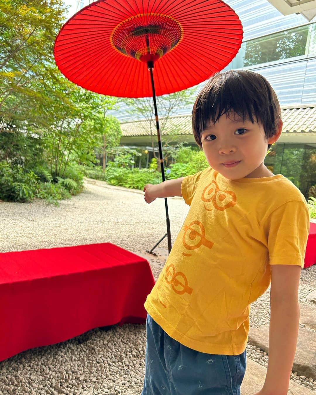 中岡由佳さんのインスタグラム写真 - (中岡由佳Instagram)「❇︎ Ryutoとふたりで雅叙園をお散歩。中庭の赤い野天傘（のだてがさ）の下で写真を撮ったり、鯉を眺めたりして小一時間楽しみました👀ゆっくりお茶でもいただきたかった☕️ #ホテル雅叙園東京 #hotelgajoentokyo」6月19日 0時37分 - yuka_nakaoka