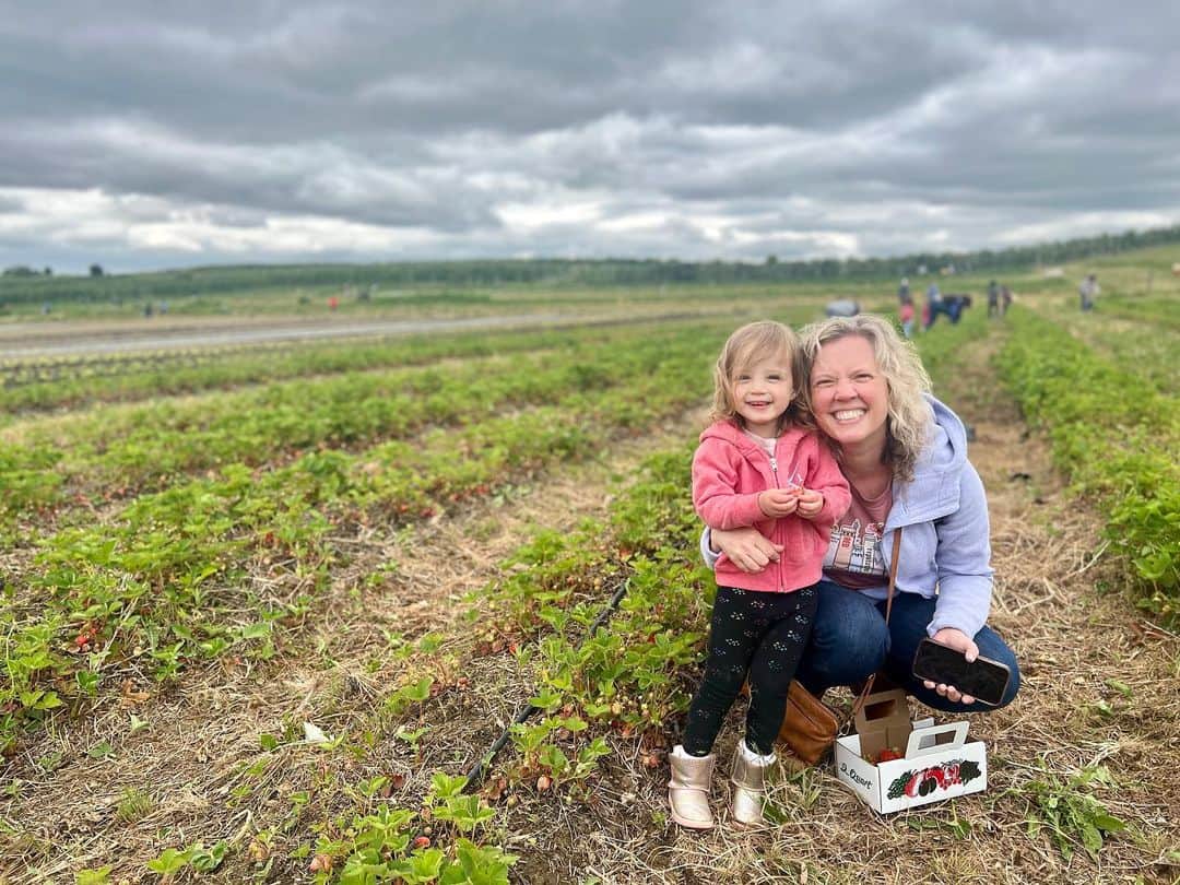 コリン・ドネルのインスタグラム：「Today is Father’s Day and tomorrow marks 8 years. Thanks for adventuring with me and giving me the gift of being a dad @pattimurin ❤️」