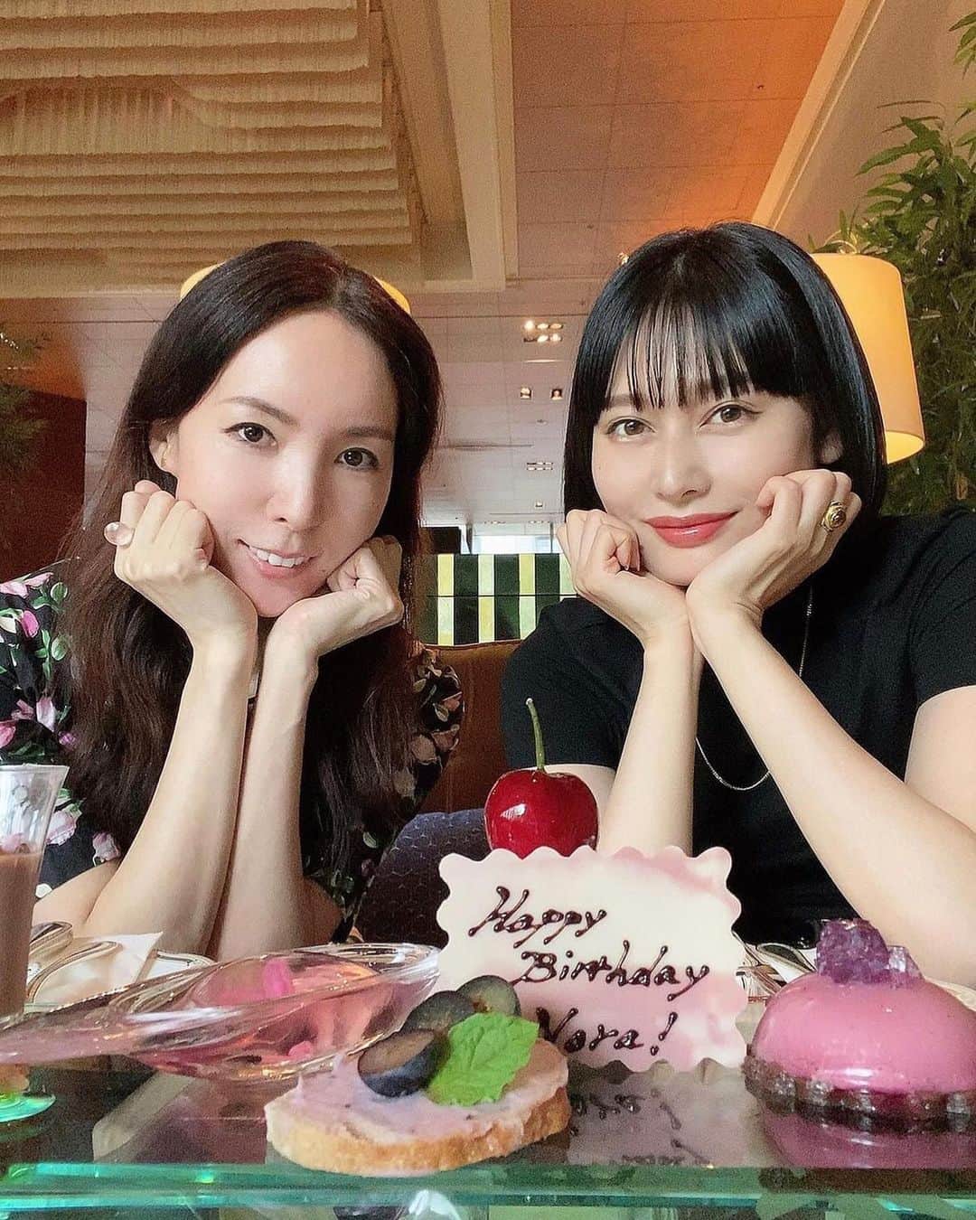 佐藤乃莉のインスタグラム：「クーミーにとっても可愛い🍒 アフタヌーンティーで お誕生日をお祝いして貰いました💝  美人でチャーミングな 彼女と時間はいつもあっという間に 過ぎていく…🪽🍀🪽  #birthday #tea#アフタヌーンティー#smile」