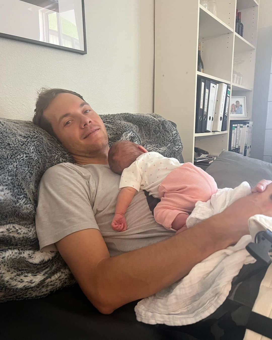 ソフィア・ポポフのインスタグラム：「Happy 1st father‘s day to the best ❤️ Maya and I are so incredibly lucky to have you. She already found her favorite spot on daddy‘s chest 🥹 We love you @maxmehles」