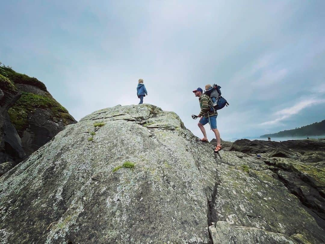 オスプレーさんのインスタグラム写真 - (オスプレーInstagram)「You have their backs, we have yours 🤘 Happy Father's Day from Osprey to you.   #OspreyPacks」6月19日 1時01分 - ospreypacks