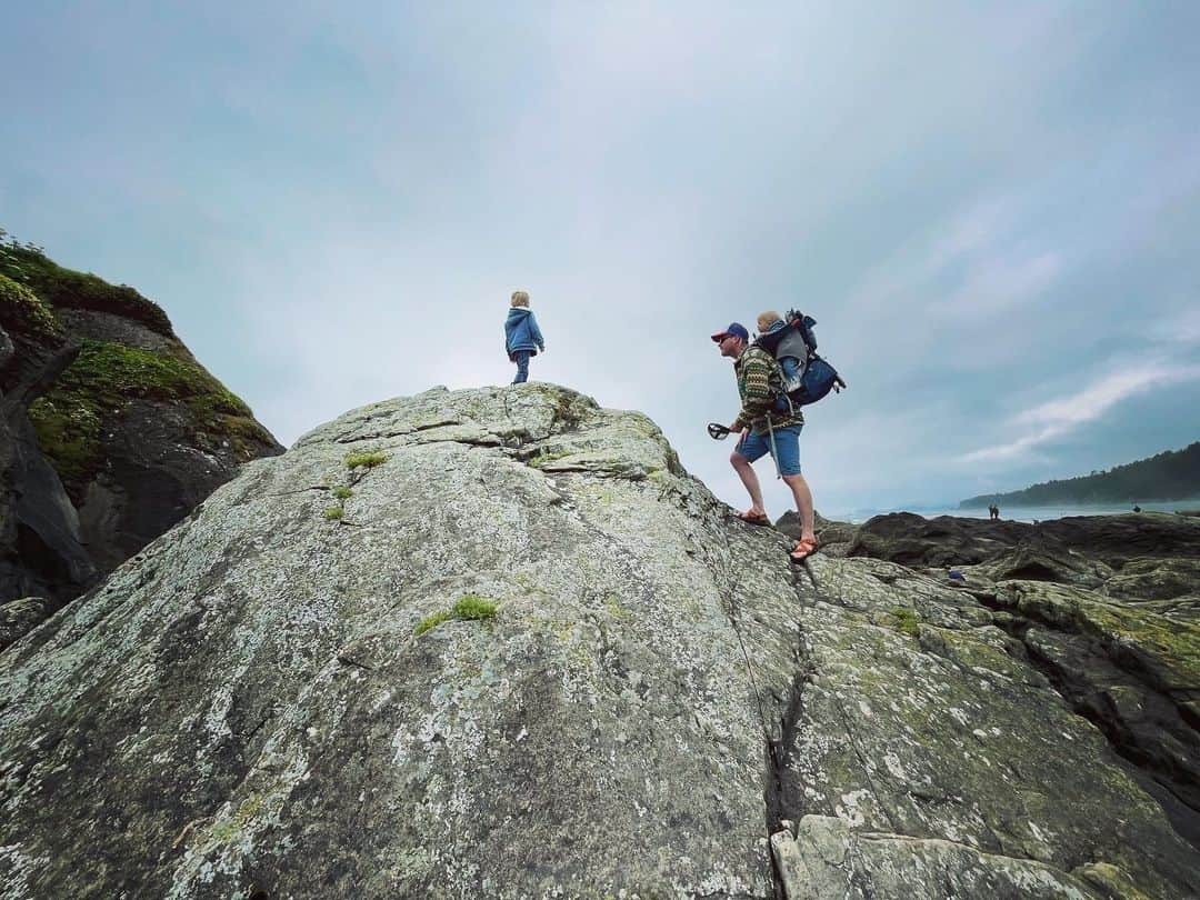 オスプレーのインスタグラム：「You have their backs, we have yours 🤘 Happy Father's Day from Osprey to you.   #OspreyPacks」