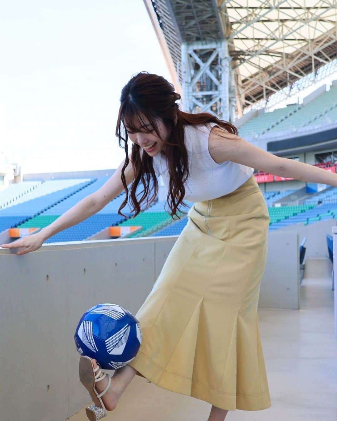 白石みずほさんのインスタグラム写真 - (白石みずほInstagram)「__乗りました🙌⚽️❤️‍🔥わい  #サッカー #小さい頃よくやってました #球技は楽しいですよね #埼玉スタジアム2002」6月19日 0時56分 - mizuhoshiraishi