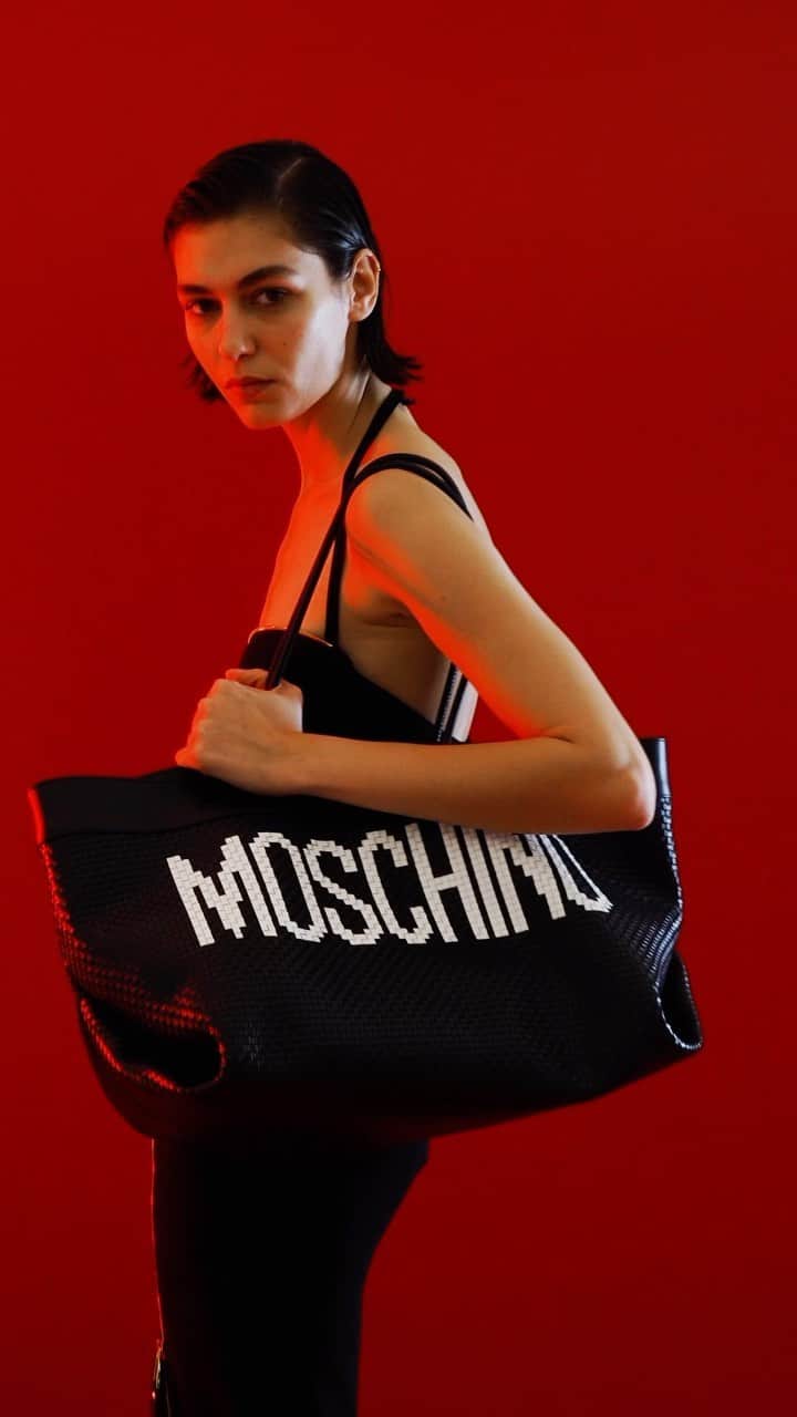 Moschinoのインスタグラム：「IN MOSCHINO WE TRUST  Get your first glimpse at our womenswear looks for Pre-Spring 2024, available to buy sooner than you think.   Styling by the Welch's @thewelchscreative Video by @blackelephant_ac #Moschino #MoschinoResort24」