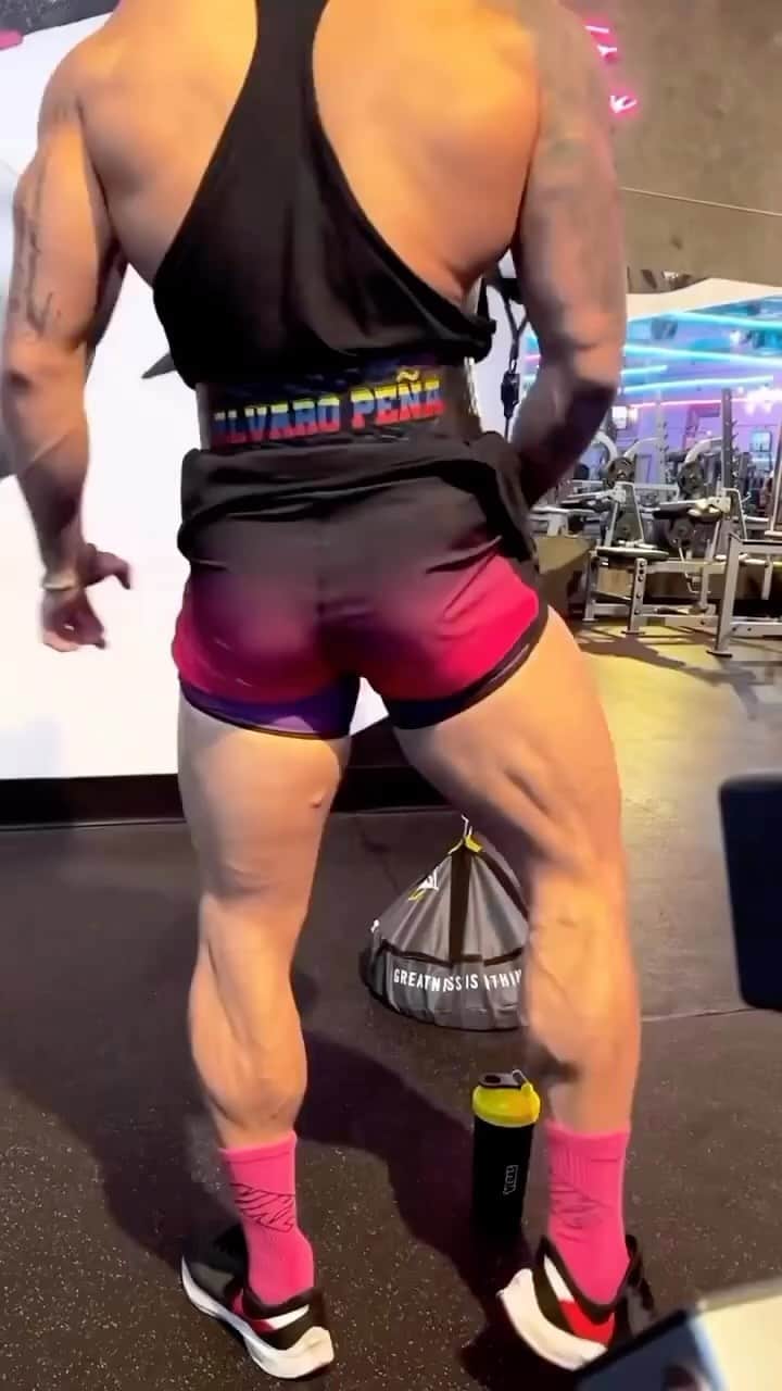 のインスタグラム：「@alvaropump 4 weeks out #mastersnationals   Nadie dijo que sería fácil .   Para verte y ser diferente; tendrás que hacer sacrificios que no todos podrás hacer porque sencillamente no es fácil 🙏⚡️🔪…  Never give up💣.  4 weeks I’m back @hideyamagishi  @powerhousegymlasvegas  @gob_nutrition  @pedro12aguilar  #entrenamiento #fitness #gym #training #deporte #salud #fit #workout #n #ejercicio #gimnasio #entrenamientofuncional #motivacion #fitnessmotivation #vidasana #a #sport #nutricion #running #fuerza #quedateencasa #personaltrainer #entrenador personal #bienestar #motivation #saludable #fitnessmotivation #vegas」