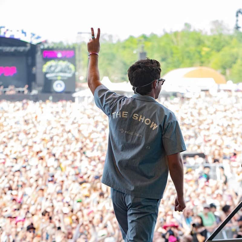 ナイル・ホーランのインスタグラム：「PINKPOP ! What an unbelievable crowd, thank you for coming out to see us . Also huge thank you to the incredible @thelumineers for bringing me out to sing one of my favourite songs with them !」