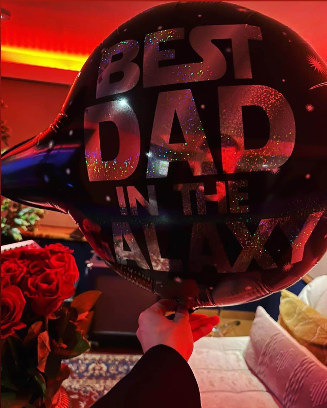 雅-MIYAVI-のインスタグラム：「Received.   Next year, I’ll aim for the best dad in the universe then haha. Thanks @melody_lee_ishihara @leesong_ai @_its_jewels_ ;)   Cheers to all the dads out there who work tirelessly to provide and protect their families.  🙏🏻🙏🏻😌  いただきました  ハードル上がりました。笑  次は宇宙を目指します。  ありがとう！  世界中のお父さん、 離れ離れの人もいると思います  共にがんばりましょう〜  💪🏻💪🏻🫡」