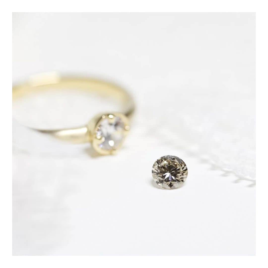 ith / イズ オーダメイド結婚指輪さんのインスタグラム写真 - (ith / イズ オーダメイド結婚指輪Instagram)「シャンパンを思わせる 温かみのあるブラウンダイヤモンドを、 ithの9周年に合わせてセレクトしました。  イエローゴールドと合わせると 大人びた雰囲気を醸し出し、 指元をシックに彩ります。  クリアなダイヤモンドの キラキラとした輝きも素敵ですが、 落ち着いた色合いならではの 淑やかな雰囲気もとても魅力的です。  *********************************** ⧉ ith 公式WEB  @ith_marriage アカウントTOPへ 　 ☞ プロフィールURLをタップ  ⧉ 公式ハッシュタグ   ☞ #イズマリッジ   ⧉ 暮らしに寄り添うジュエリー  ith online store ☞  @ith_jewelry   ***********************************  #カラーダイヤ #ブラウンダイヤ #ブラウンダイヤモンド  #シャンパン #婚約指輪 #エンゲージリング #カスタマイズ #オーダーメイド #オーダーメイドリング #手仕事 #結婚指輪オーダー #アトリエ #ゴールドリング  #ダイヤモンド #結婚指輪探し #結婚指輪選び #指輪選び #指輪探し #結婚準備 #婚約 #プロポーズ #プレ花嫁  #花嫁準備 #2023秋婚 #2023冬婚  #2024春婚 #2024夏婚 #職人」6月19日 11時50分 - ith_marriage
