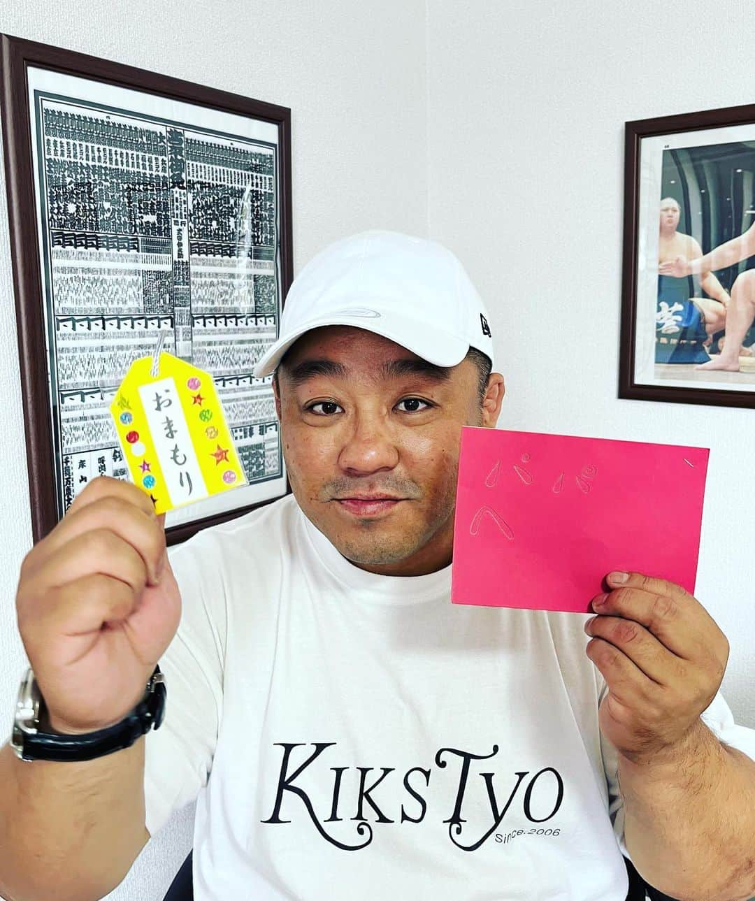 あかつのインスタグラム：「父の日プレゼントごっちゃんです❗️ 10才の一番弟子からは、お手紙❗️ 4才の二番弟子からは、保育園で作ったおまもり❗️ 女将からは白キャップ❗️ というのも、前々日お気に入りの白キャップを被りながら高速道路を窓を全開で風を感じながら走っていたら、突風がふき帽子が車の外に飛ばされてしまったのです・・・ 高速道路だから止めることもできず・・・ その帽子は3年前の誕生日に女将からのプレゼントでした。 常磐道日立あたりだったかな！？ 2枚目3枚目の写真がその帽子です。 たくさんいろんなところに一緒に行ったなぁ〜(泣)」