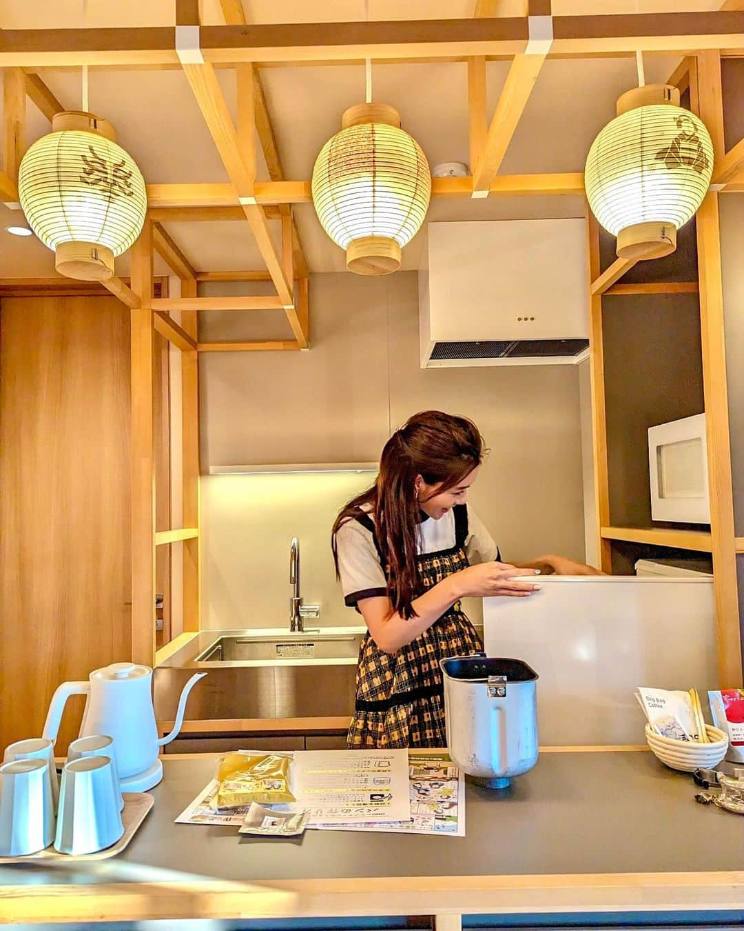 石井里奈さんのインスタグラム写真 - (石井里奈Instagram)「今回の京都旅は @hoshinoresorts.official の　@omo_hotels 祇園で🫶✨ 八坂神社のすぐそばにあってどこでも観光しやすいホテル👏 . ただ泊まるだけじゃなく体験など大切にしていてキッチンがついてたり、朝ごはんに自分でパン焼いたり色々楽しかった♥️✨ . tops... @coel.official  denim... @freaksstore_official  suitcase... @velojapan_  . このスーツケース機内持ち込みサイズの40lから最大72lまで拡張するの！（動画参照） お土産増えて拡張して帰りました✌️便利⭕️旅好きの方おすすめ！ . この日はチェックインして @ki.kyoto のレバノン料理へ。とーっても美味しくておすすめ💚 . #omo5京都祇園 #京都ホテル #祇園 #祇園ホテル #kyotohotel #velo #coel #ロックt #freaksstore #ホテル #ホテルステイ #星野リゾート #hoshinoresorts #omo_hotels」6月19日 11時54分 - ri7tin1025