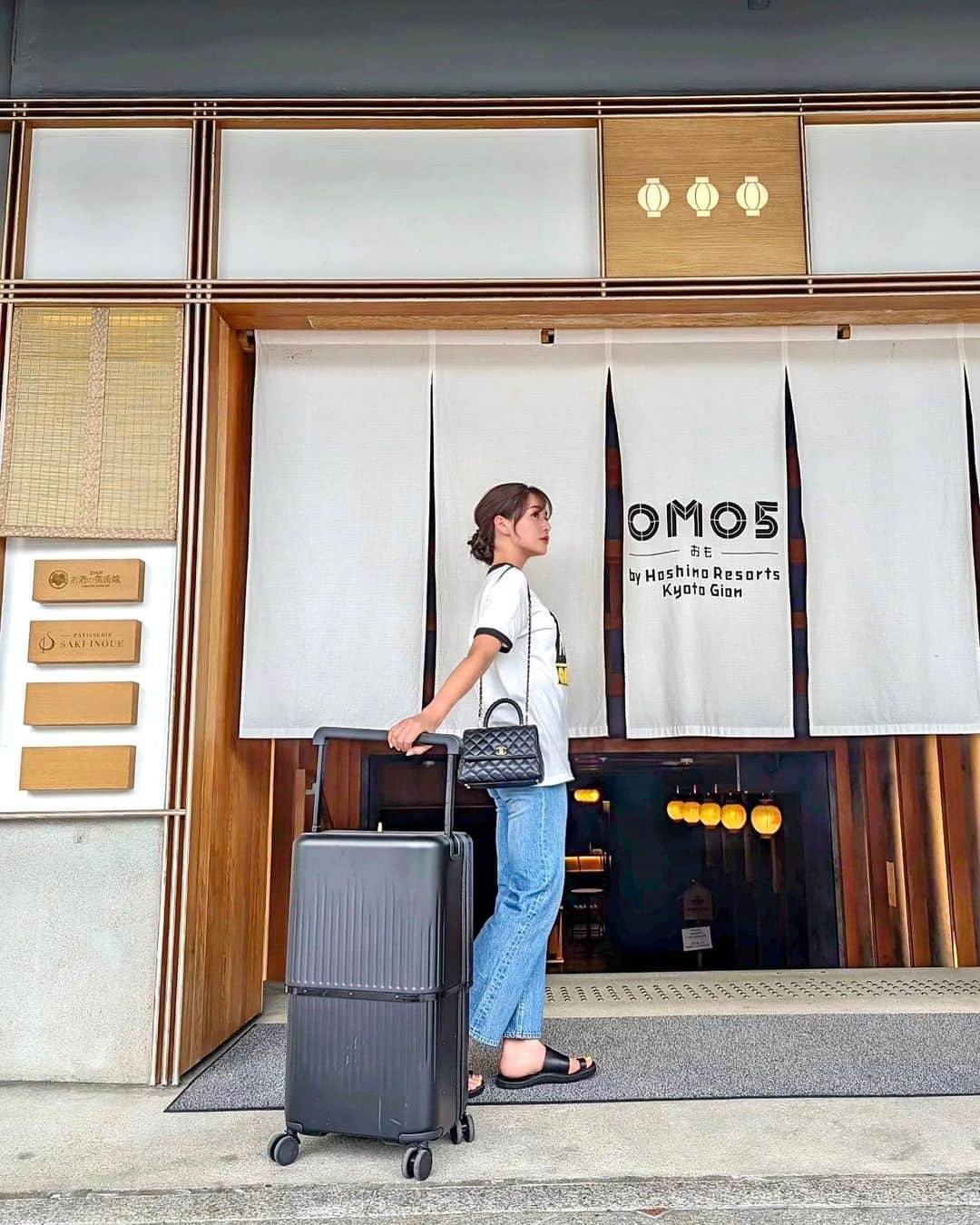 石井里奈さんのインスタグラム写真 - (石井里奈Instagram)「今回の京都旅は @hoshinoresorts.official の　@omo_hotels 祇園で🫶✨ 八坂神社のすぐそばにあってどこでも観光しやすいホテル👏 . ただ泊まるだけじゃなく体験など大切にしていてキッチンがついてたり、朝ごはんに自分でパン焼いたり色々楽しかった♥️✨ . tops... @coel.official  denim... @freaksstore_official  suitcase... @velojapan_  . このスーツケース機内持ち込みサイズの40lから最大72lまで拡張するの！（動画参照） お土産増えて拡張して帰りました✌️便利⭕️旅好きの方おすすめ！ . この日はチェックインして @ki.kyoto のレバノン料理へ。とーっても美味しくておすすめ💚 . #omo5京都祇園 #京都ホテル #祇園 #祇園ホテル #kyotohotel #velo #coel #ロックt #freaksstore #ホテル #ホテルステイ #星野リゾート #hoshinoresorts #omo_hotels」6月19日 11時54分 - ri7tin1025
