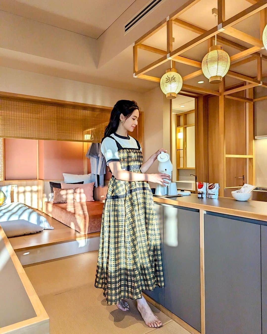 石井里奈さんのインスタグラム写真 - (石井里奈Instagram)「今回の京都旅は @hoshinoresorts.official の　@omo_hotels 祇園で🫶✨ 八坂神社のすぐそばにあってどこでも観光しやすいホテル👏 . ただ泊まるだけじゃなく体験など大切にしていてキッチンがついてたり、朝ごはんに自分でパン焼いたり色々楽しかった♥️✨ . tops... @coel.official  denim... @freaksstore_official  suitcase... @velojapan_  . このスーツケース機内持ち込みサイズの40lから最大72lまで拡張するの！（動画参照） お土産増えて拡張して帰りました✌️便利⭕️旅好きの方おすすめ！ . この日はチェックインして @ki.kyoto のレバノン料理へ。とーっても美味しくておすすめ💚 . #omo5京都祇園 #京都ホテル #祇園 #祇園ホテル #kyotohotel #velo #coel #ロックt #freaksstore #ホテル #ホテルステイ #星野リゾート #hoshinoresorts #omo_hotels」6月19日 11時54分 - ri7tin1025