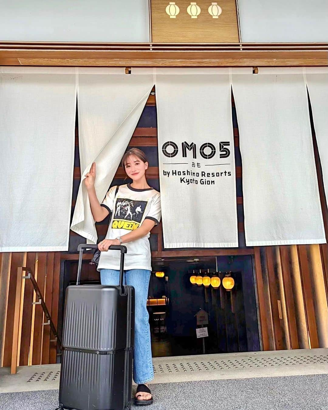 石井里奈さんのインスタグラム写真 - (石井里奈Instagram)「今回の京都旅は @hoshinoresorts.official の　@omo_hotels 祇園で🫶✨ 八坂神社のすぐそばにあってどこでも観光しやすいホテル👏 . ただ泊まるだけじゃなく体験など大切にしていてキッチンがついてたり、朝ごはんに自分でパン焼いたり色々楽しかった♥️✨ . tops... @coel.official  denim... @freaksstore_official  suitcase... @velojapan_  . このスーツケース機内持ち込みサイズの40lから最大72lまで拡張するの！（動画参照） お土産増えて拡張して帰りました✌️便利⭕️旅好きの方おすすめ！ . この日はチェックインして @ki.kyoto のレバノン料理へ。とーっても美味しくておすすめ💚 . #omo5京都祇園 #京都ホテル #祇園 #祇園ホテル #kyotohotel #velo #coel #ロックt #freaksstore #ホテル #ホテルステイ #星野リゾート #hoshinoresorts #omo_hotels」6月19日 11時54分 - ri7tin1025