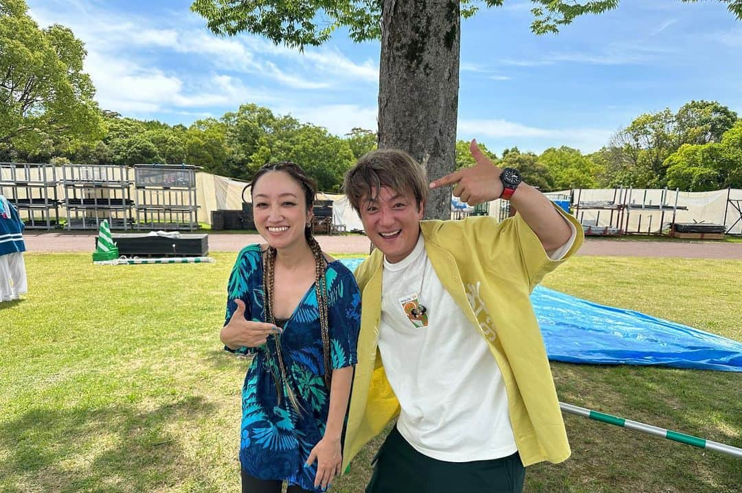 lecca_officialさんのインスタグラム写真 - (lecca_officialInstagram)「私の見てきた中でも、彼ほど音楽好きでまじめでひたむきで全力で喜びながら音楽やってる人は少ないんじゃないかとすら思う。  やめるのは簡単かもしれない 続けるのは至難と感じる時も多い  そんな至難の業をやってのけてみせる全てのアーティストたちにbiiiiig up!!!!!!  フェスのステージに一緒に立てて光栄でした！ありがとう！  @usk_kmj  #何の曲をやるかわからなくててっきり最初この日いる3人で #shakeをやるんだろうと思って # @jayed_official の部分も歌おうかなとか # @kirarhy が @jille111 ちゃんの部分歌ってくれて最後はみんなで　air @mistadrunk をしたらいいんじゃないかと思ってちょっとワクワクしていたのは私です #現実は平和に #neverever  photo by @junya_thirdeye」6月19日 10時23分 - lecca_official