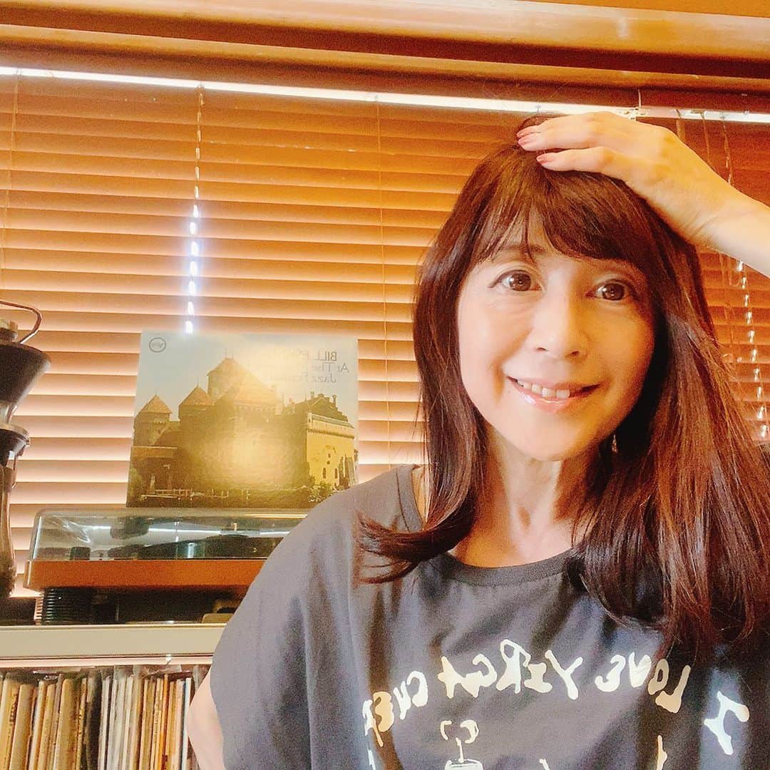 堤信子のインスタグラム：「1週間が驚くほど早い。この後は、ラジオの生放送。 毎週月曜日、午前11時10分からは　#渋谷のラジオ #渋谷でブランチトーク 今日はズームでリモート生放送です。 今私が着ているお気に入りのTシャツは、先日渋谷のラジオにもゲスト出演していただいたミュージシャン、#アニーキーアゴーゴー  さんプロデュースのTシャツです。書いてある文字は　「アイラブイルガチェフェ」　アニーキーさん、コーヒー豆のイルガチェフェがお気に入りだとのこと。 私も　#イルガチェフェ  大好き！このTシャツ、 @haraguchicoffee  の原口さんも白を着てらっしゃいました^_^ 気になる方は、@anieky にメッセージでお問合せなさってくださいねー #堤信子」