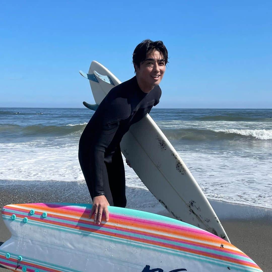 萩原章太のインスタグラム：「おはよー☀️ やっぱり海は気持ちいいね🌈 今年もみんなとサーフィンできるように動いてるから待っててね🫰🏽 夏の思い出つくっていこう☺️ #サーフィン#サーフィンスクール」