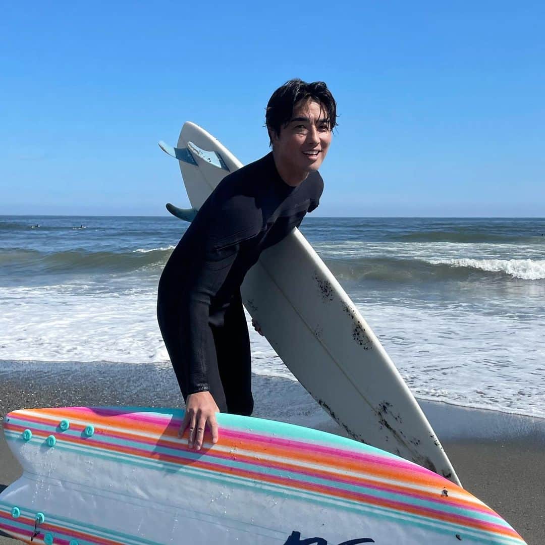 のインスタグラム：「おはよー☀️ やっぱり海は気持ちいいね🌈 今年もみんなとサーフィンできるように動いてるから待っててね🫰🏽 夏の思い出つくっていこう☺️ #サーフィン#サーフィンスクール」