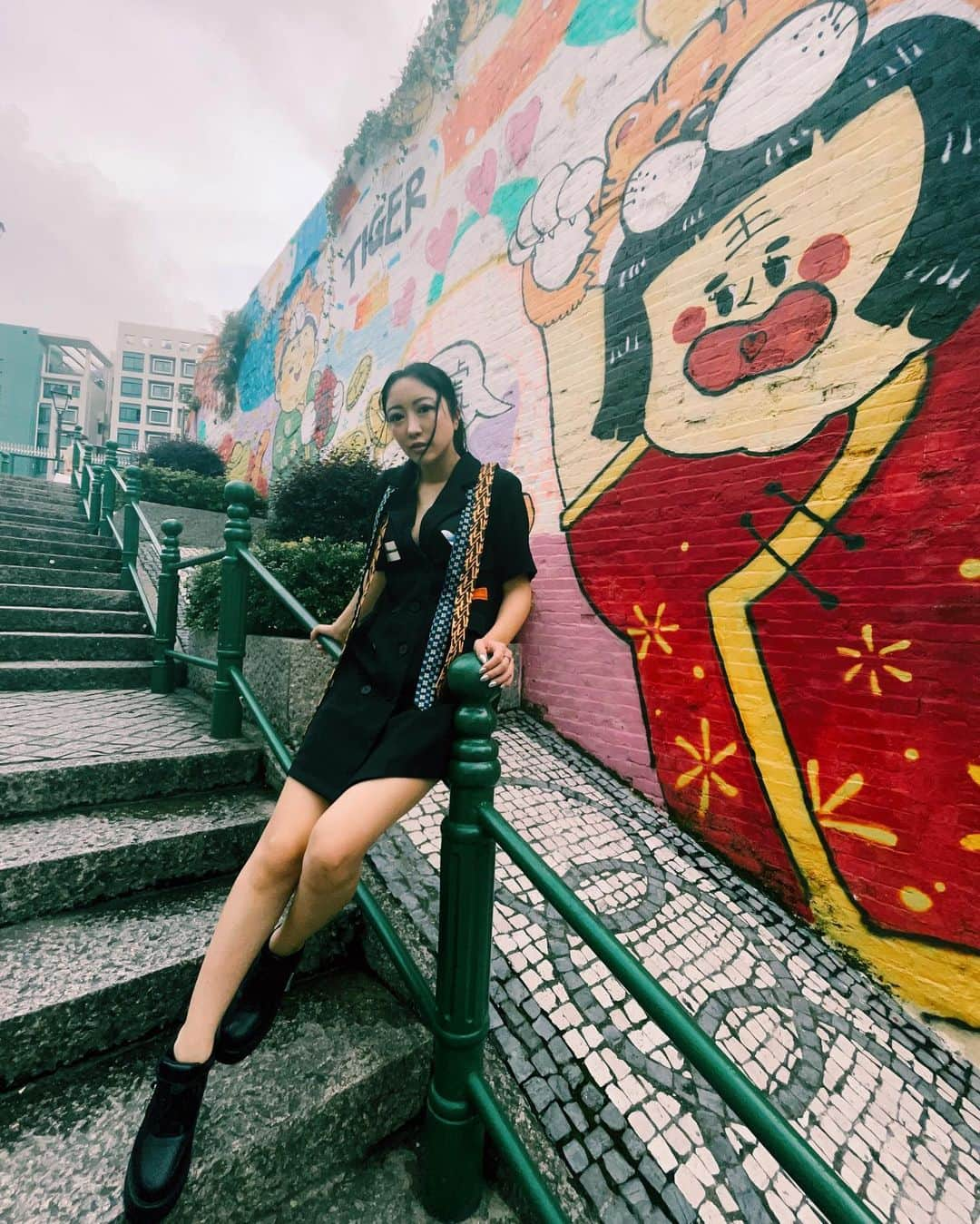 ᴍᴀʏᴀさんのインスタグラム写真 - (ᴍᴀʏᴀInstagram)「Had a relaxing in Macao🇲🇴Happy Dad dayy🤓I sent a gift to my dad. what did you do for your dad? I can't meet so much to my parents. So,Anniversaries are important to me.  父の日何かしましたか〜まやは日本でギフトを送りました‼︎普段しょっちゅう会えないから記念日だけは大切にしてるよ‼︎海外の友達が増えて思ったのは親と毎日連絡してたり会ったらハグもするし親友みたいに何でも話す。私はそれ見て日本のマザコンやファザコンってゆう言葉って悲しいなって思った。こんな話があるよ。崖からもし、嫁と母が落ちそうになり1人しか助けられません。あなたならどちらを助けますか？ 日本人は即答で嫁。外国人はなかなか回答できない最後まで選べない。 鳥は産まれてすぐ巣立つけど私たちは鳥じゃないから🕊照れ屋さんは電話やLINEだけでも今からでも間に合うぞ〜🐒  #yamatomaya #progressivehouse #trance #housemusic #techno #dj #japan #asia  #tokyo #macao #producer #creator」6月19日 10時39分 - yamatomaya_jp