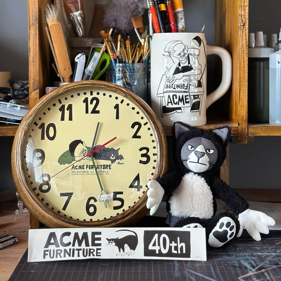 花井祐介のインスタグラム：「ACME FURNITURE 40th Anniversary  @acme_furniture 記念商品作りました。 貴島さんと会ったのが2010年か2011年。まだACMEが鷹番にあった頃からのお付き合い。貴島さんが独立してから @pacifica_collectives 始めて、ACMEとは仕事がなくなるかと思ったけど設楽さんと東さんが引き継いでくれて気づけばもう10年以上一緒に色々作らせてもらってます。そんなACMEが40周年という事でグッズを3点作りました。猫のぬいぐるみは初めてACMEと仕事した時に作ったぬいぐるみのリバイバル。写真2枚目の右。当時は妻が手縫いで作って僕が顔にシルクを刷って作りました。全部手作りは大変で15個くらいしか作れなかった。でも当時ぬいぐるみで 一個1万円は高くてあまり売れなかった。１つ作るのに3日くらいかかったから時給で考えたらめちゃくちゃ安い😂 貴島さんとは売れないものを色々作った気がする笑 そんな思い出の猫を今の作風に変えて職人さんにお願いして作ってもらいました。プロが手分けして作ると100体出来ました。脱帽です。 それと僕がACMEで買ったビンテージのGEの時計のような形の時計と2パインと入るビアマグ。23日からACME目黒店で発売します。詳細はACMEに聞いてみてください。 もう目黒にしかACMEがなくなってしまって寂しい。鷹番店かっこよかったし、大阪のACMEもかっこよかった。自由が丘店が出来た時もカッコよくて、オープニングに色々と携わらせてもらえて嬉しかった。骨太なアメリカンビンテージの世界感をこれからも見せて欲しいなぁ」
