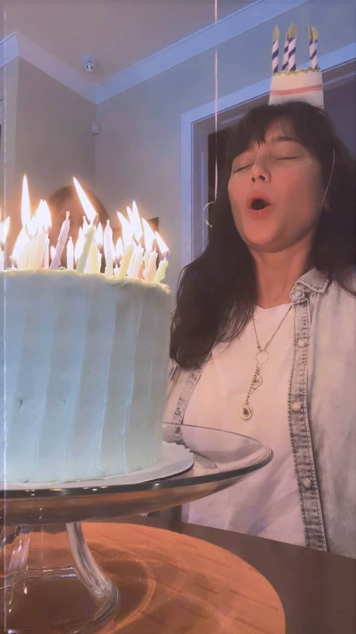 のインスタグラム：「So many candles on this bad boy it could have taken down our house!  None the less, what a beautiful day it was 🎂🧨」