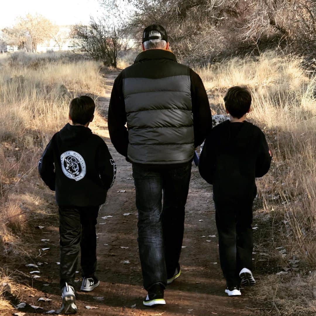 アナベス・ギッシュのインスタグラム：「Grateful for the time they take to walk and talk; sit and share; listen and lead. Laugh. Love. Work hard. Learn to let go. Two of my favorite images of two of my favorite fathers here among New Mexico grasses. Thank you for taking the long road. Love you @donutshoppeproductions @rfgish」