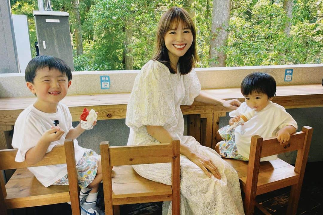 日下部ゆいこのインスタグラム：「. . 真夏のような気候で アイスが沁みますね。 . 毎回、子供たちが食べ残した ぐちゃぐちゃに溶けた アイス汁の始末担当ですが。 . . #いいの#溶けてても味は一緒#多分#アイス#男の子ママ#男の子兄弟#男の子#5歳#2歳」