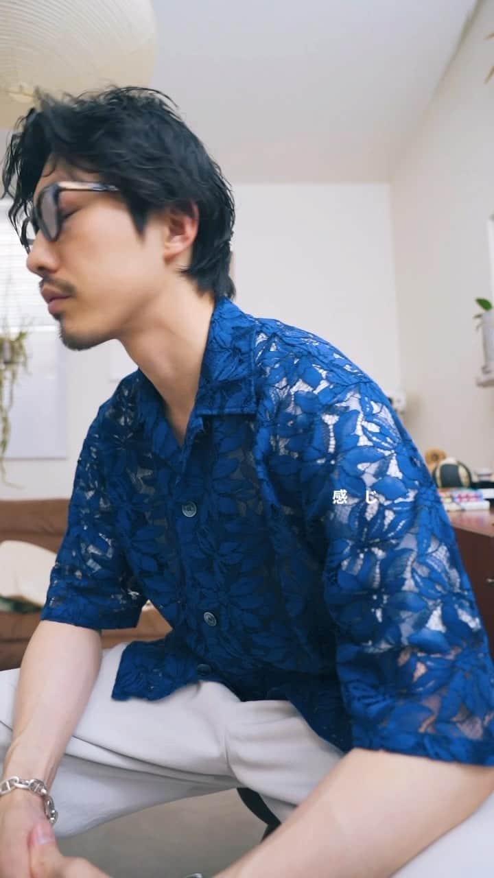 のインスタグラム：「今年の夏はコイツに決めました。  ブルーの鮮やかな色味とレースの生地感。  izzy bizuのこの曲は夏になると聞きたくなるんだけど、結構テンション上がって好き  久しぶりに風邪引いたら、なかなかしんどくて、体調がいいのって最高だなとしみじみ思うね🤧✨  shirt:NEEDLES tops: @maatee_and_sons  pants: @maatee_and_sons  俺チノ eyewear:guepard  #heugn#herill#newbalance #comoli #コモリ好き#auralee  #jmweston #jmweston180 #needles」
