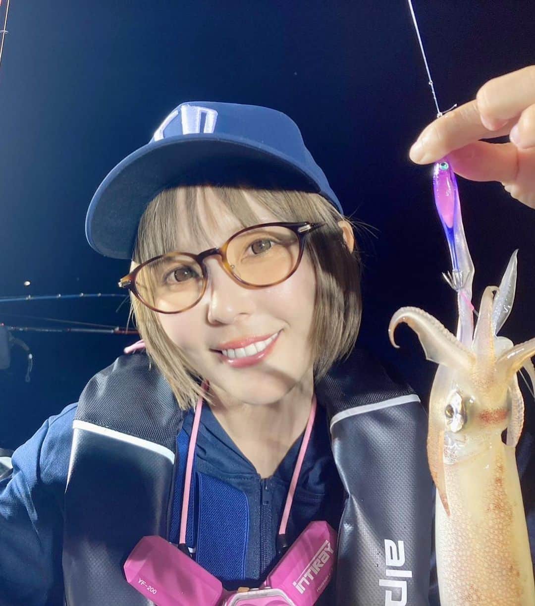 井上直美さんのインスタグラム写真 - (井上直美Instagram)「だいまるいか！ 韓国で行われた「the14thヨス エギングフェスタ2023」にゲスト参加してきましたよー。 参加条件がテイルウォークorアルファタックルの竿を使っている事なのですが、夜マルイカ釣りではテイルウォークとアルファは人気の様で沢山のユーザーさんに会えて凄く嬉しかったです。出船前に日本のマルイカ釣りについてお話もさせて頂きましたよ。 韓国でのマルイカ釣りは基本的に夜で仕掛けはイカメタルとオモリグがメインなんですが、日本の昼のマルイカ釣りにも関心があるようなので、前半はマルイカ仕掛けで大きめのスッテとカンナを少し太くしたものを使って釣りをしました^ ^たまたまなのか当日のイカが小さい事もあってスッテでかなりの数のマルイカが拾えましたよ♪後半はイカメタルだったり韓国の仕掛けを使って釣りをさせて頂きました。韓国のイカ釣りは竿を2本出して1本は置き竿にするスタイルなので、それも非常に興味深かったです。 あと、船釣りで日本との大きな違いは手作りの温かいご飯がしっかり出る所。また飲み物やお菓子も食べ放題。至れり尽くせりの楽しい釣行となりました。  🐟タックルデータ🐟 ロッド♡アルファタックル アルファソニックマルイカ145UL リール♡テイルウォーク エラン SW VTN73L ライン♡アプロード ソルトマックス GT-R PE 0.8号 リーダー♡アプロード ソルトマックス ショックリーダーモバイル タイプＦ16lb スッテ♡JOKER ネオンスペシャル40 ネオンボス48 フロートネオン68 等 夜用サングラス♡宅配のめがねやさん ナイトオレンジ  #테일워크 #테일워크코리아 #유니맥에이테크코리아 #이카메탈 #여수 #제14회여수에깅(한치)낚시대회 #エギング #マルイカ #イカメタル #韓国 #ヨス #テイルウォーク #アルファタックル」6月19日 10時58分 - naochingyo