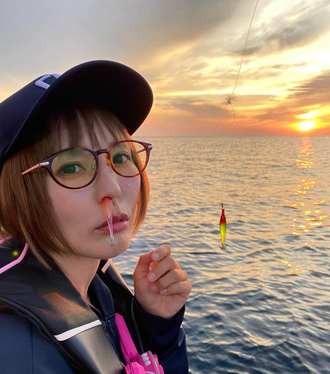 井上直美さんのインスタグラム写真 - (井上直美Instagram)「だいまるいか！ 韓国で行われた「the14thヨス エギングフェスタ2023」にゲスト参加してきましたよー。 参加条件がテイルウォークorアルファタックルの竿を使っている事なのですが、夜マルイカ釣りではテイルウォークとアルファは人気の様で沢山のユーザーさんに会えて凄く嬉しかったです。出船前に日本のマルイカ釣りについてお話もさせて頂きましたよ。 韓国でのマルイカ釣りは基本的に夜で仕掛けはイカメタルとオモリグがメインなんですが、日本の昼のマルイカ釣りにも関心があるようなので、前半はマルイカ仕掛けで大きめのスッテとカンナを少し太くしたものを使って釣りをしました^ ^たまたまなのか当日のイカが小さい事もあってスッテでかなりの数のマルイカが拾えましたよ♪後半はイカメタルだったり韓国の仕掛けを使って釣りをさせて頂きました。韓国のイカ釣りは竿を2本出して1本は置き竿にするスタイルなので、それも非常に興味深かったです。 あと、船釣りで日本との大きな違いは手作りの温かいご飯がしっかり出る所。また飲み物やお菓子も食べ放題。至れり尽くせりの楽しい釣行となりました。  🐟タックルデータ🐟 ロッド♡アルファタックル アルファソニックマルイカ145UL リール♡テイルウォーク エラン SW VTN73L ライン♡アプロード ソルトマックス GT-R PE 0.8号 リーダー♡アプロード ソルトマックス ショックリーダーモバイル タイプＦ16lb スッテ♡JOKER ネオンスペシャル40 ネオンボス48 フロートネオン68 等 夜用サングラス♡宅配のめがねやさん ナイトオレンジ  #테일워크 #테일워크코리아 #유니맥에이테크코리아 #이카메탈 #여수 #제14회여수에깅(한치)낚시대회 #エギング #マルイカ #イカメタル #韓国 #ヨス #テイルウォーク #アルファタックル」6月19日 10時58分 - naochingyo