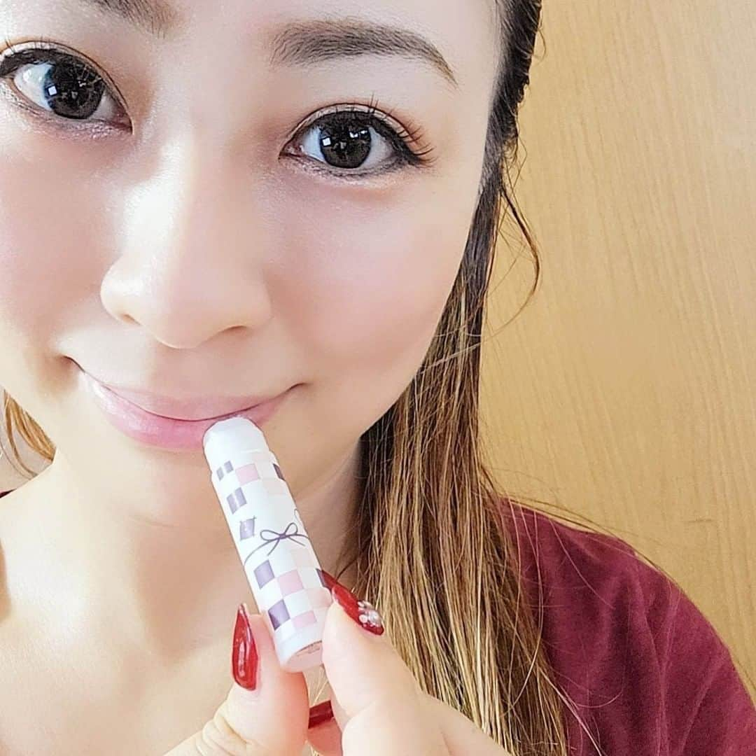 小野友葵子さんのインスタグラム写真 - (小野友葵子Instagram)「【お相撲さんの香りのリップ】  このリップ、 普通のリップじゃないんですよ～～！！💄  鬢付け油の香り、  つまり、 お相撲さんの香りのリップ！✨  ほんのり甘くて、 いい香りですよ～！！🌹   ｡.｡:+* ﾟ ゜ﾟ *+:｡.｡:+* ﾟ ゜ﾟ *+:｡.｡ 🎵2023/6/25（日）13:00 浅草橋たいこ茶屋 https://ameblo.jp/onoyukiko/entry-12805636622.html  📻2023/7/1（土） 動画配信型ラジオレギュラー冠番組 『小野友葵子のBella Serata‼』 第1、第3土曜日 21：00～21：50生放送中 https://ameblo.jp/onoyukiko/entry-12808280213.html  🎵2023/7/2（日）14：30 ムラマツリサイタルホール新大阪（大阪公演） 🎵2023/7/16（日）13：00 ザ・ルーテル・ホール（札幌公演） 🎵2023/8/6（日）14：00 レソラホール（福岡公演） 🎵2023/9/2（土）13：30 すみだトリフォニー小ホール（東京公演） https://ameblo.jp/onoyukiko/entry-12798896137.html  🎵2023/7/12（水）15:00 酵素クレープ専門店クレープアリサ東京 https://ameblo.jp/onoyukiko/entry-12808002571.html  💿小野友葵子コラボ参加CD発売中！ https://ameblo.jp/onoyukiko/entry-12800332342.html  🎼小野友葵子プロデュース若手オペラ歌手グループ『I  BOCCIOLI』メンバー募集中！ https://ameblo.jp/onoyukiko/entry-12800609513.html ｡.｡:+* ﾟ ゜ﾟ *+:｡.｡:+* ﾟ ゜ﾟ *+:｡.｡ 🌹HP https://www.onoyukiko.com/ 🌹ブログ http://ameblo.jp/onoyukiko 🌹Instagram（yukikoonosoprano） https://www.instagram.com/yukikoonosoprano/ 🌹Twitter https://twitter.com/yukiko_ono 🌹YouTube（YukikoOno小野友葵子） https://www.youtube.com/user/VitaRoseaYukikoOno 🌹小野友葵子のコンサートってどんな感じ？ https://youtu.be/bWges5LlLnw ｡.｡:+* ﾟ ゜ﾟ *+:｡.｡:+* ﾟ ゜ﾟ *+:｡.｡  #リップ #リップクリーム #リップケア #鬢付け油の香り #鬢付け油 #お相撲さんの香り #お相撲さんのにおい #甘い香り #ちょんまげ #髷 #ソプラノ歌手 #オペラ歌手 #オペラ #錦戸部屋女将 #バラ好き #パンダ好き #ミラノ #イタリア #ラジオパーソナリティー #プロデューサー #若手アーティスト支援 #デビュー15周年」6月19日 10時59分 - yukikoonosoprano