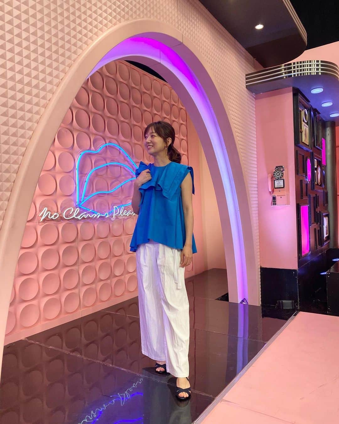豊崎由里絵のインスタグラム：「. 明日6月20日（火）20:00〜 関西テレビ「キメツケ！」に出演します✨ 美味しいパスタの話や好きな雨ソングのお話！ そしてテーマとは全く関係のない楽しい話！！🤣 めちゃくちゃ幸せな収録時間でした😂 関西にお住まいの方ぜひご覧くださーい😍  衣装はこちら↓  ブラウス、パンツ @verofonna  ピアス @soa.jp  スタイリスト @stylist_franc chie oshitani  そして、２枚目以降は 先週のTOKYO MX「モニフラ」衣装  🍀6/12(月)【白フリル×柄ブラウス＋イエロースカート】 ブラウス＋スカート→@nolleys_official  🍀6/13(火)【白ぽこぽこ素材ブラウス＋薄ピンクスカート】 ブラウス＋スカート→@nolleys_official  🍀6/14(水)【ピンクペプラムトップス＋ベージュパンツ】 トップス＋パンツ→@m_maglie_le_cassetto_official  🍀6/16(金)【ベージュ小花柄セットアップ】 セットアップ→@ined_claro_official  #アナウンサー衣装　#アナウンサー #ootd」