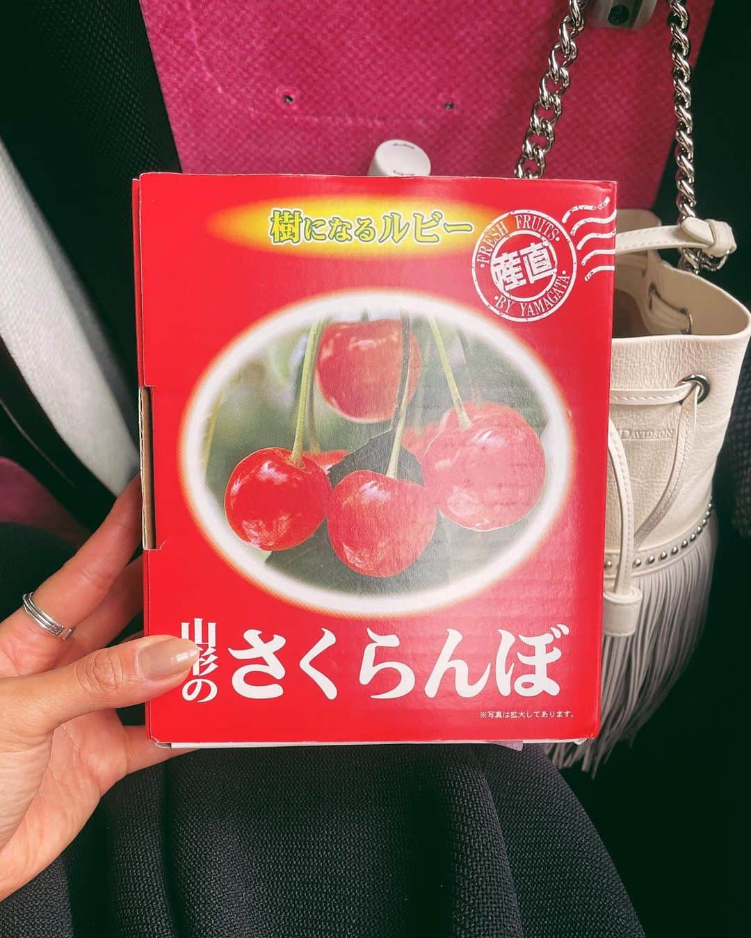 吉田知那美のインスタグラム：「・ iconic 🍒  フルーツの名産地にずっと憧れています。とくにさくらんぼは雲の上の存在🍒 こんな完成されて非の打ち所がない味とフォルムでこの世に生まれてきたさくらんぼ、すごいなぁ🍒  #さくらんぼ #山形」