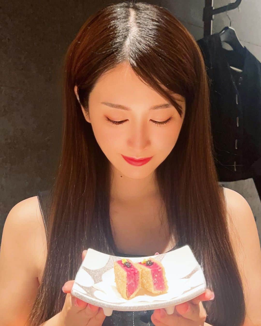 のインスタグラム：「#六献品川 でディナー🍽️  佐賀牛と日本酒が楽しめるコンセプトみたいで沢山の種類の日本酒があり迷ってしまった🤭✨  完全個室でゆったり寛ぎながら食事が楽しめました💕 全室換気扇完備で色々安心…！ 接待なのかな？品川だからお仕事してる人も多い印象でした。  和食が大好きな私❤️ 生肉、お刺身、すき焼きと詰め合わせのコースメニューで大満足でした🥺  東京都港区港南1-8-27 日新ビル B1F  #PR #贅沢 #和食ディナー #日本食 #日本酒居酒屋  #生肉 #レアカツ」