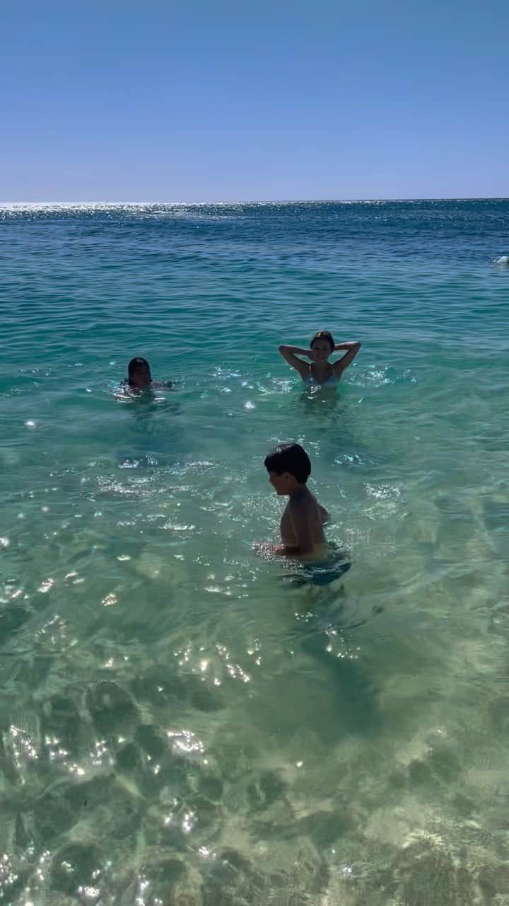 Mieのインスタグラム：「みんなで海で浄化🩵  最近はウォータープルーフでないマスカラつけてるから、 海潜ったら案の定🐼目になっちゃって、髪の毛ペターで落武者スタイルなっちゃって、みんなにキャーこわーいて逃げられた😝  イルカをイメージしてたのに🤣  #ハワイ #ノースショア #ビーチ #イルカ #海 #ママライフ  #ハワイ移住 #ハワイ不動産」
