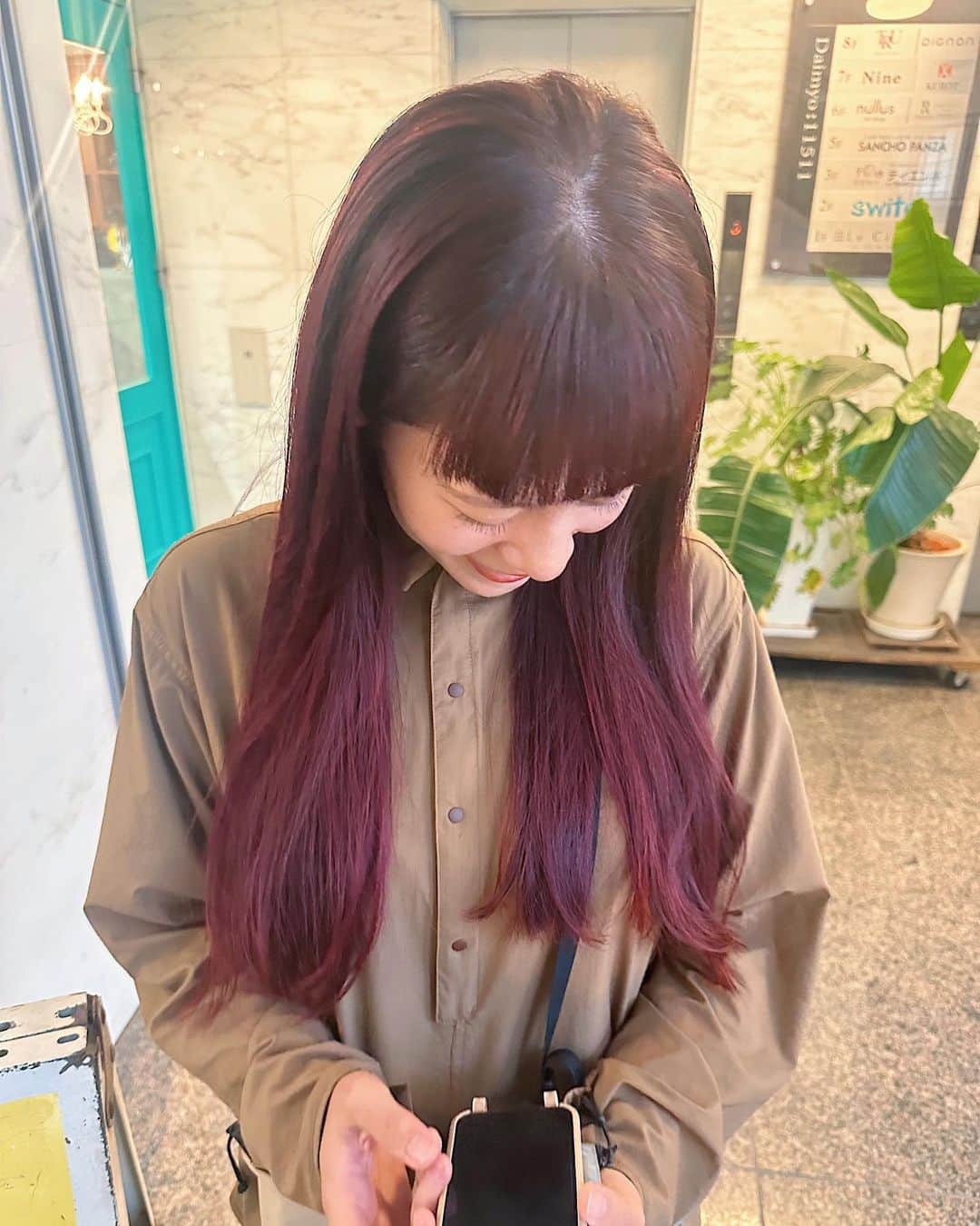 末次尚子さんのインスタグラム写真 - (末次尚子Instagram)「ブリーチはせずに、2年間ずっと育ててきた赤髪❤️ 今では周囲から赤髪のイメージがついて いつも褒められるみたい🌼  アッシュ系の色しかしなかった彼女に あの時赤髪を提案してみて良かったな〜☺️🌹  いつもありがとう🤝 #switchnao」6月19日 11時17分 - nao_0120