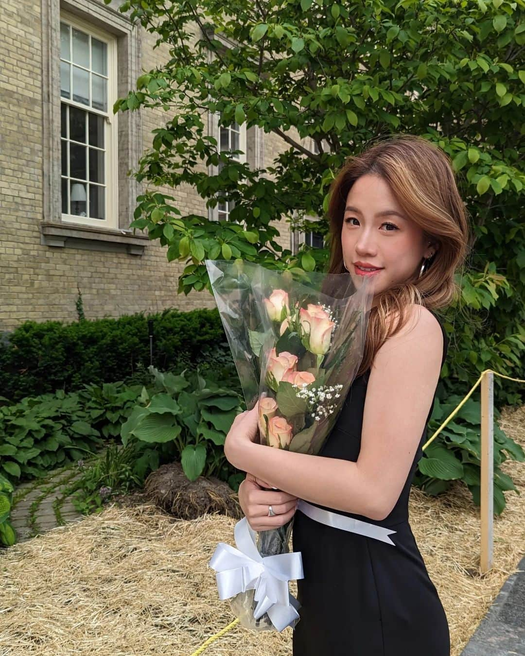 クロエ・イングさんのインスタグラム写真 - (クロエ・イングInstagram)「she's uoft alum now💐 #HBSc - - - #uoft #uoftgrad23 #universityoftoronto #uoftalumni #classof2023 #lifeatuoft」6月19日 11時17分 - ing.chloe