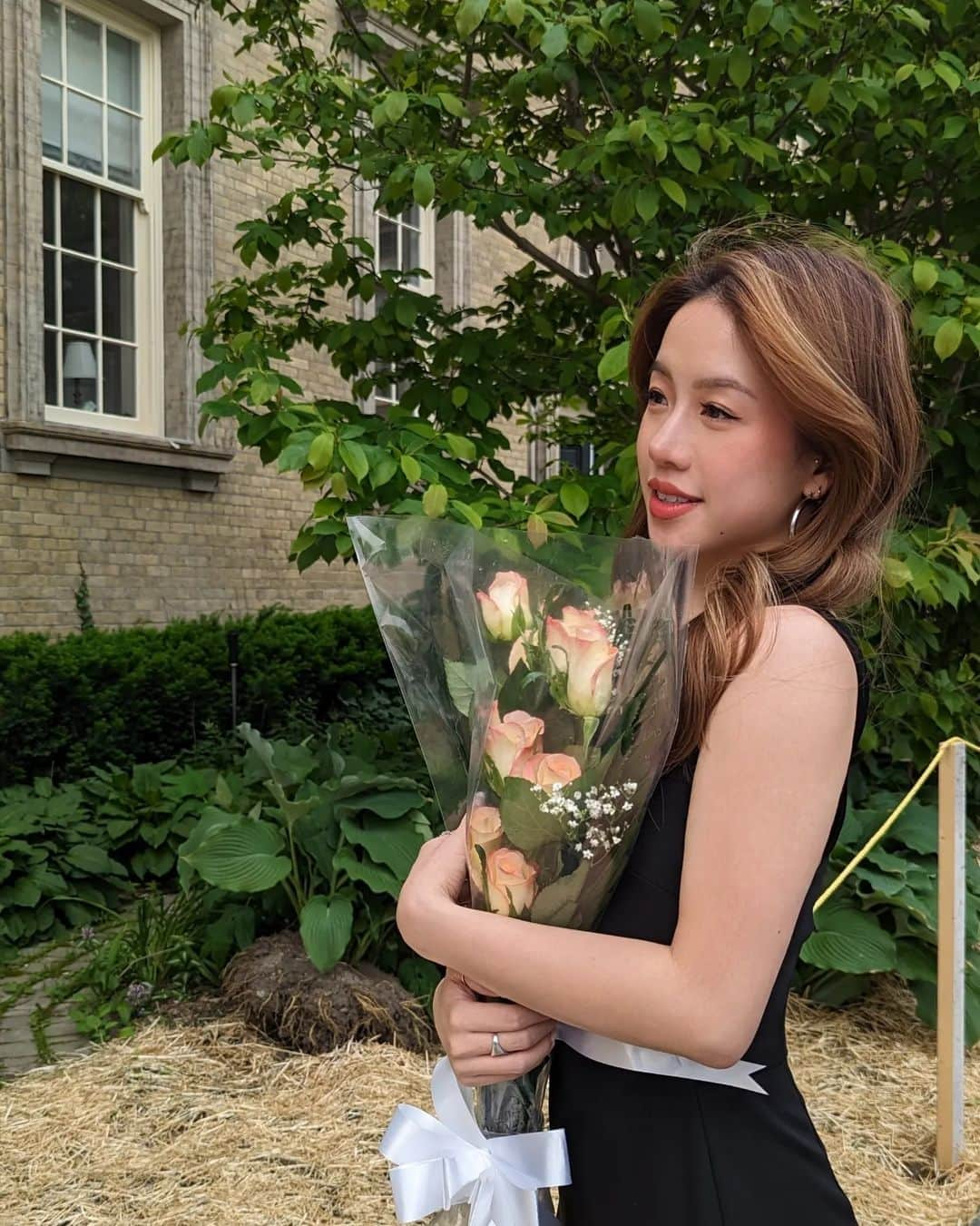 クロエ・イングのインスタグラム：「she's uoft alum now💐 #HBSc - - - #uoft #uoftgrad23 #universityoftoronto #uoftalumni #classof2023 #lifeatuoft」