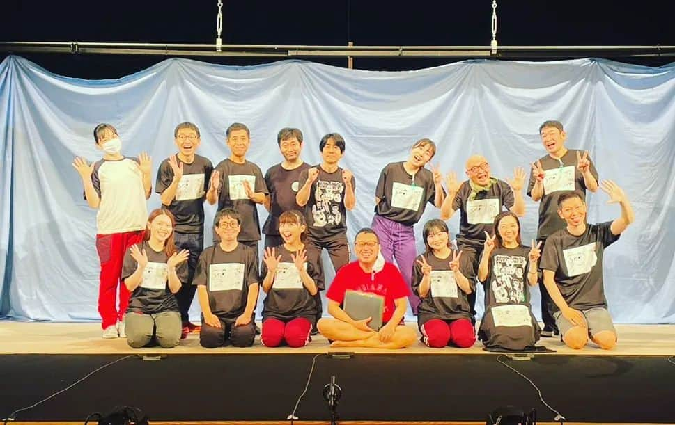 鬼頭真也のインスタグラム：「動物電気「念力！山動く」 山梨公演出演してまいりました。 残念ながら東京公演には出演出来なかった私と松本D輔くんと楽屋にて。 開演前の笑顔はあるものの、ずーっと 「いやぁ～」 「緊張するなぁ～」 って言っておりました(笑) まぁそりゃそうだよな。  そして、東京公演に出演した私のネームプレート。 今回の私のメインはこのプレートでしたね。  #動物電気 #念力山動く #ありがとうございました」