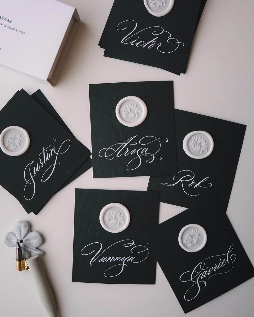 Veronica Halimのインスタグラム：「Always so chic in black and white — #calligraphy #blackandwhite #waxseal #カリグラフィー　#カリグラフィースタイリング #calligraphyplacecards #stationerylove」