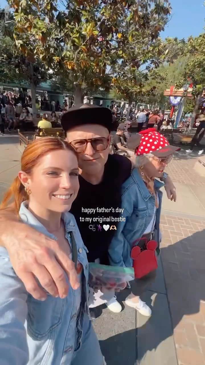シドニー・シエロタのインスタグラム：「he makes me laugh sooo much and most importantly, he makes me feel so loved. love you dad 🕺🏻🫧🪩☁️🤍🫶🏻」