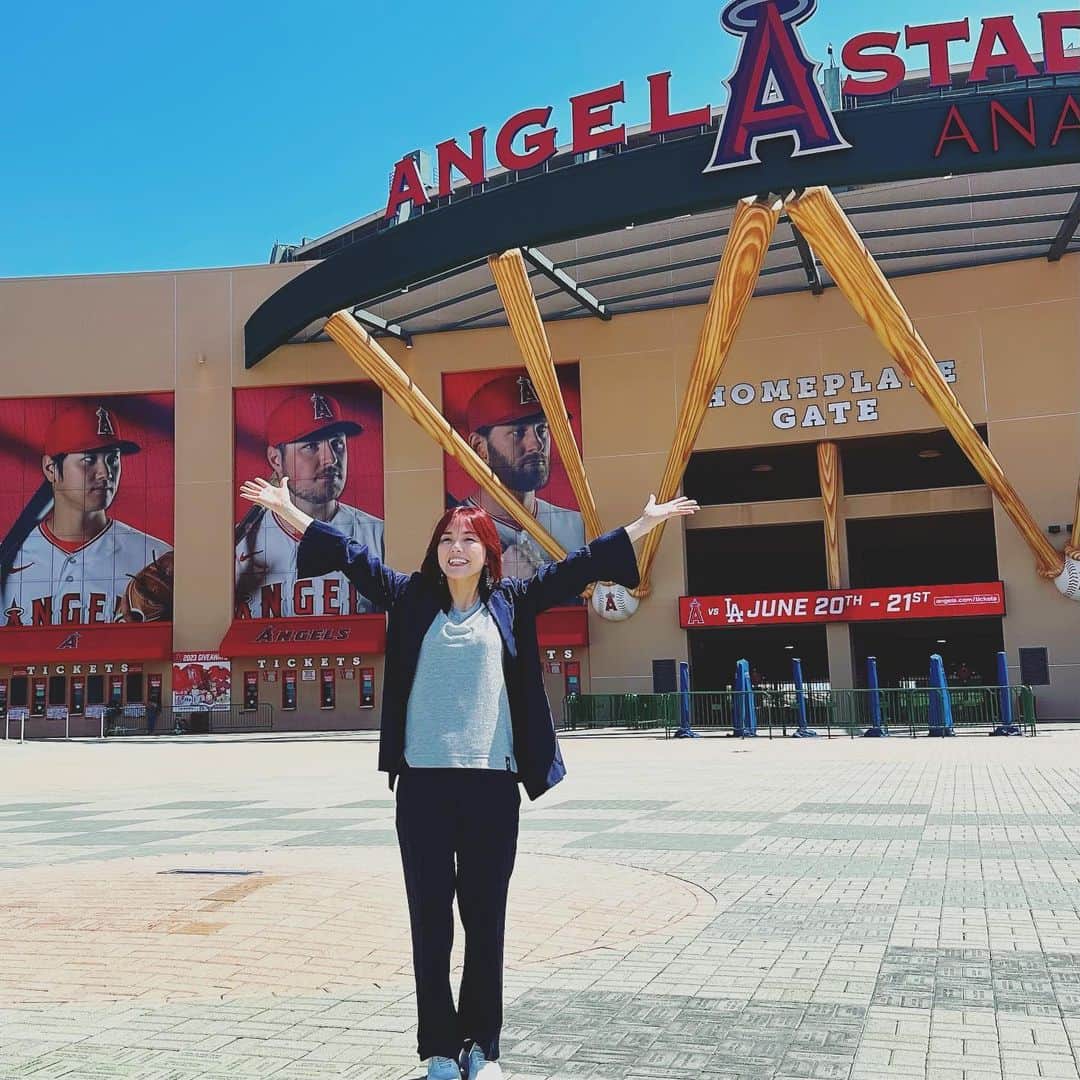 のインスタグラム：「試合がなくて、stadiumは静かだったけれど、やって来たAnaheimのAngel stadium。 子供たちから頼まれていたお土産を無事にget！私もT shirtを購入してみた😊 ここで、野球見たかったなぁ。試合は来週あるらしく、残念🥲  こっちで日本の試合の様子をずっとネットで追ってて、聖地ハマスタが恋しい日々💙  #野球はいいなぁ⚾️」
