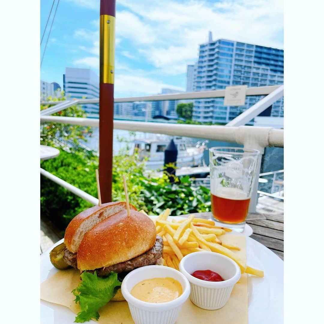 清原怜奈のインスタグラム：「いっぱい食べて🍔🤣 いっぱい飲んで🍺🍾 トレーニングは毎日頑張ります🥰 好きな場所✨(*≧∀≦*)  #美味しいハンバーガー  #お洒落なハンバーガー屋さん  #hamburger  #ハンバーガー  #好きな場所 #いっぱい食べて  #いっぱい飲んで  #いっぱい運動  #トレーニング女子  #酒好き  #幸せな時間  #ゴルフ女子 #レースクイーン  #17live  #ゴルフ好きな人と繋がりたい  #ビール  #beer  #🍺 #午前中から酒　🤣 #太陽の下のビール最高」