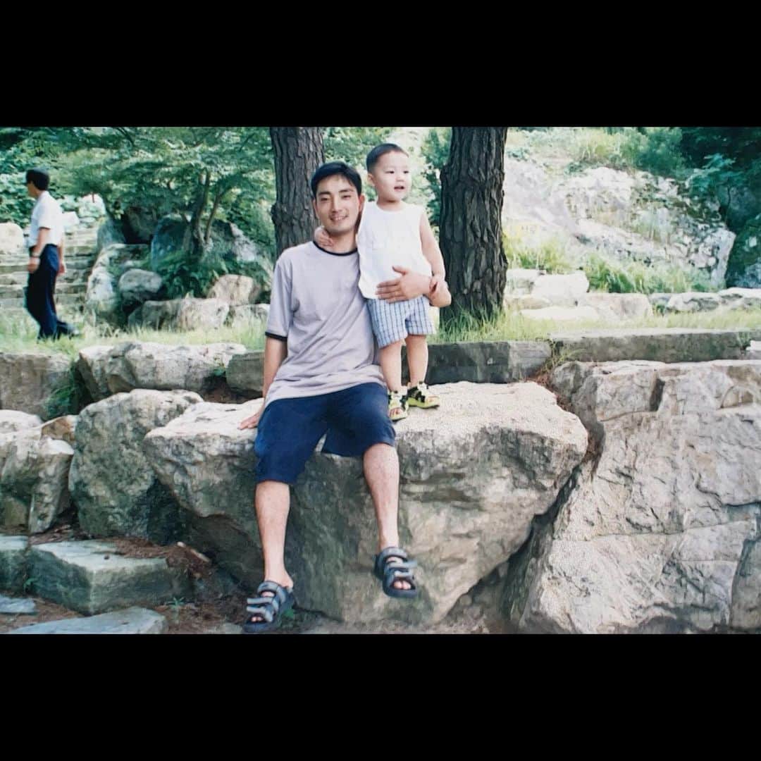 THE BOYZさんのインスタグラム写真 - (THE BOYZInstagram)「Happy Father’s Day to all the hardworking and selfless dads out there! Thank u dad for teaching me to love music and for the countless car rides. Love you, miss you 🫶 음악을 사랑하는걸 가르쳐주시고 수만번 차 태워주신 덕분에 이제 진짜 가수가 됐네요 ㅎ 사랑하고 보고싶어요 아부지 🫶 - kevin」6月19日 11時34分 - official_theboyz